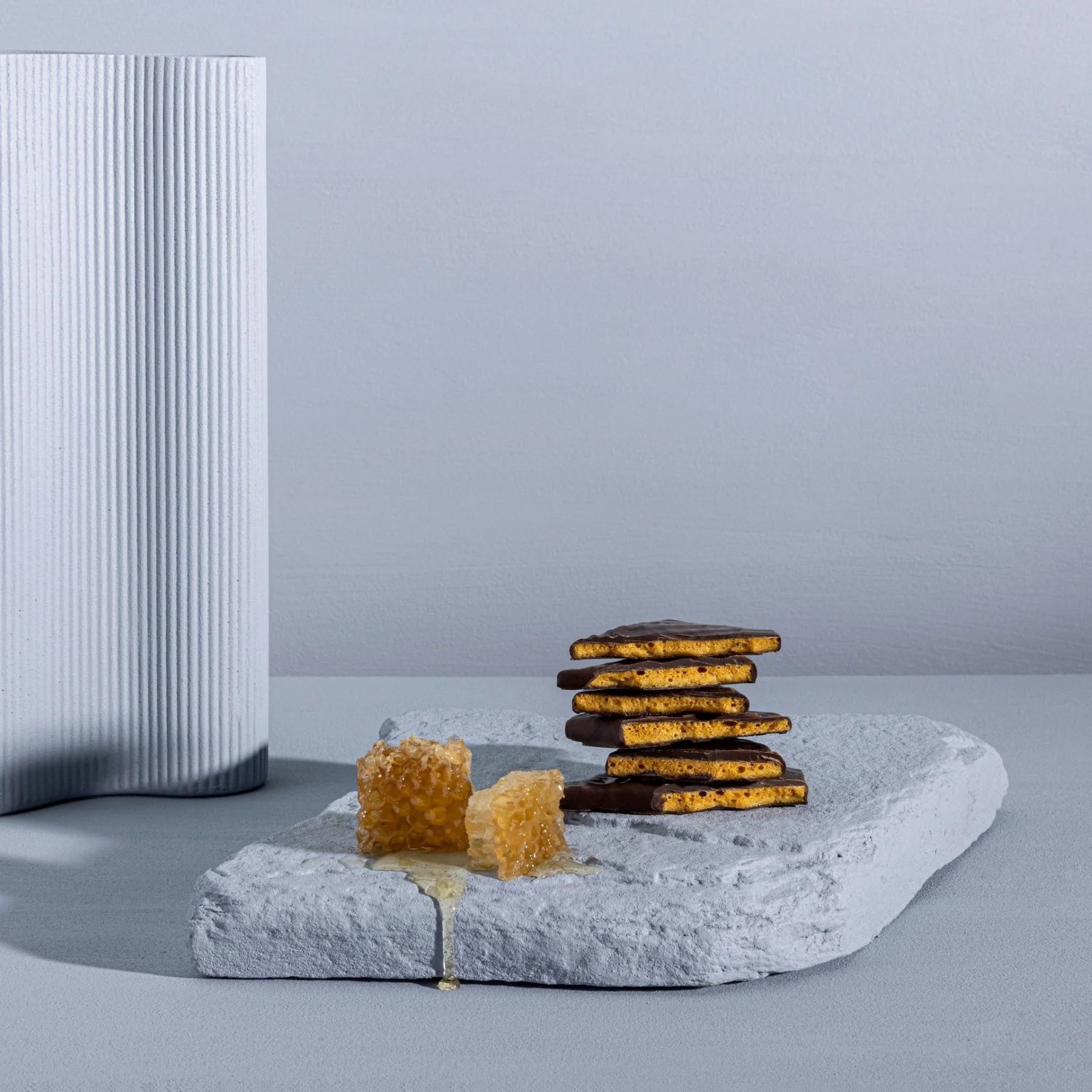 Tasmanian Leatherwood honeycomb Dark 100g by Koko Black